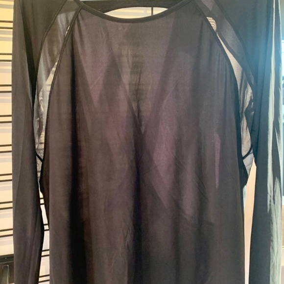 Long-Sleeved + Lightweight Black Mesh Tee: Lululemon - Picture 7 of 14
